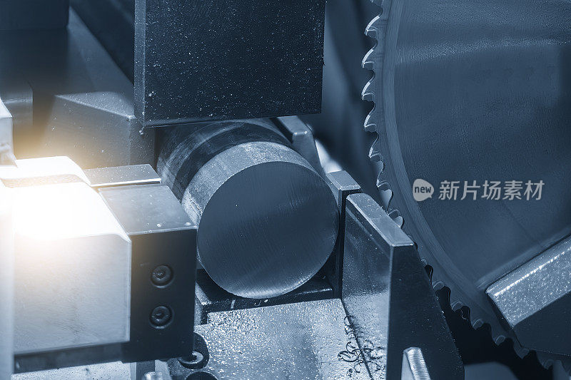 近景圆锯切割机用冷却液法切割金属轴类零件的操作。