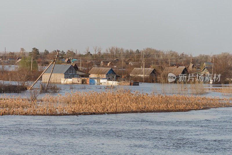 哈萨克斯坦发生洪灾。别墅地区被洪水淹没的房屋。河水溢出了堤岸。哈萨克斯坦的大灾难。