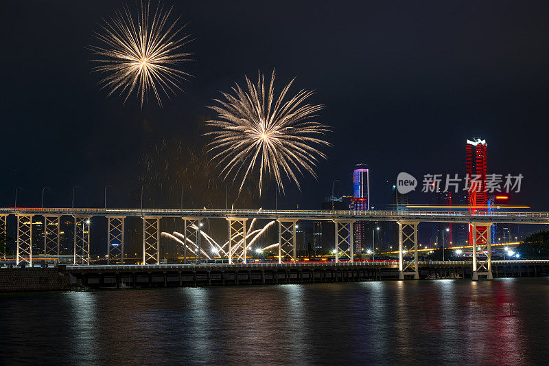 海滨城市庆祝新年节日烟花表演