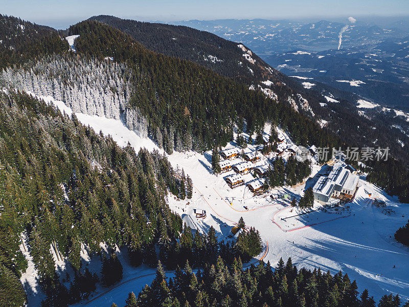 航空拍摄的山地滑雪胜地在山的阳面，可以进入滑雪坡