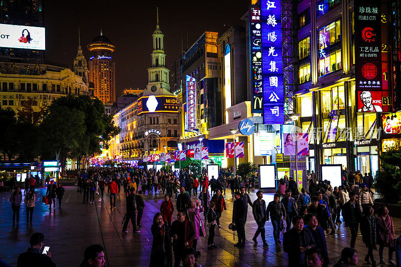 上海中国南京路购物拥挤的街道夜景