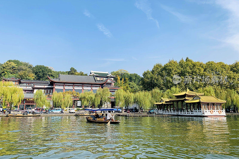 中国杭州西湖岸边的老木结构建筑。