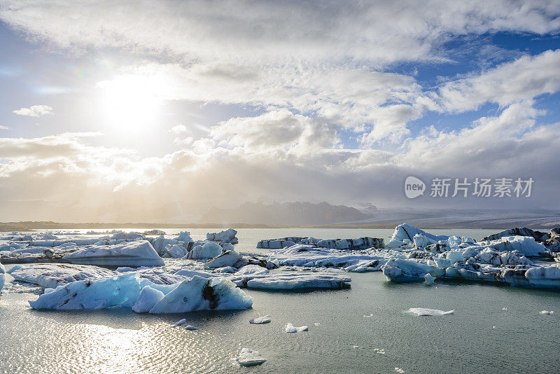 冰山漂浮在冰岛的Jokulsalon冰川泻湖