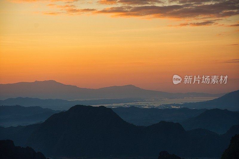 在老挝旺荣的南恩日出观景台，位于大帕恩观景台顶部。清晨的阳光，直到南阴
