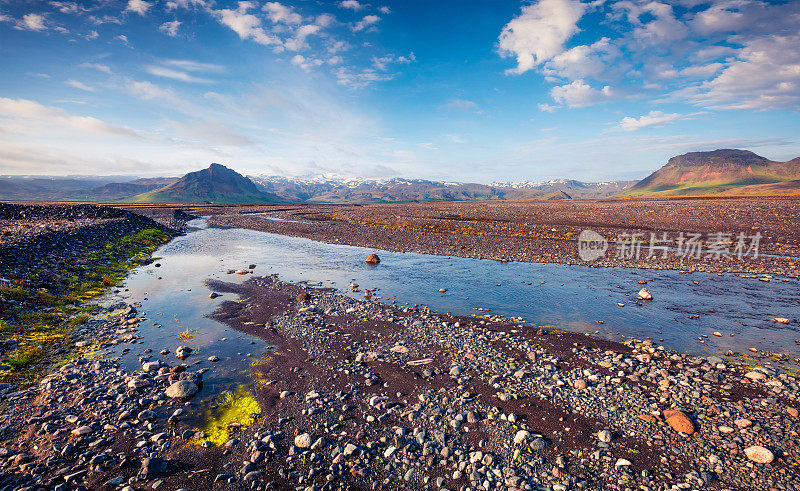典型的冰岛景观，六月的纯水河流。阳光明媚的夏日早晨，冰岛南部海岸的维克村位于欧洲。艺术风格的后期处理照片。