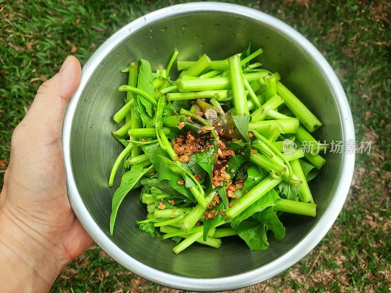 炒制牵牛花蔬菜食品的准备。