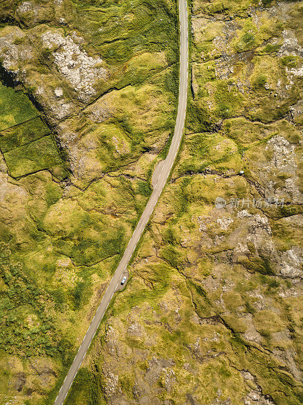 从高处俯瞰法罗群岛蜿蜒的道路