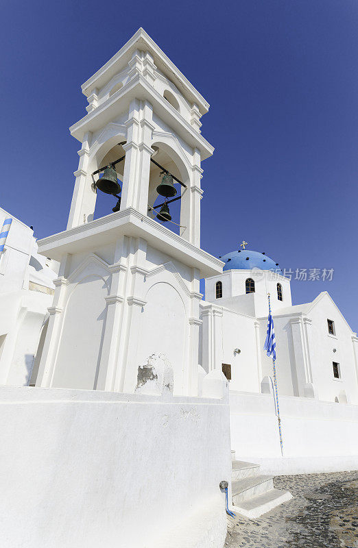 伊莫洛维里的圣阿纳斯塔西奥斯教堂，有着令人印象深刻的钟楼和涂成爱琴海蓝色的美丽圆顶，在一个阳光明媚的夏日里，白色的墙壁被粉刷成白色。