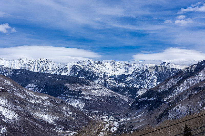 美国科罗拉多州韦尔天空度假胜地的雪山景色。