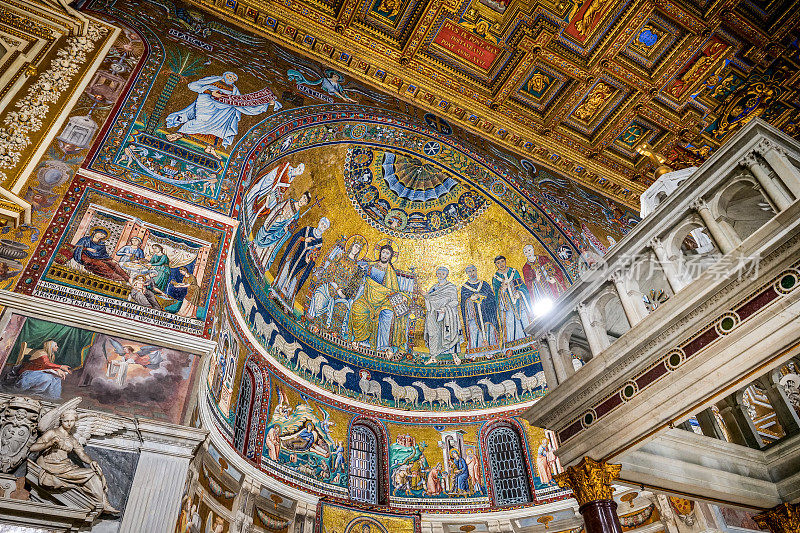 位于罗马中心特拉斯提维列的圣玛丽亚大教堂内令人惊叹的后殿马赛克