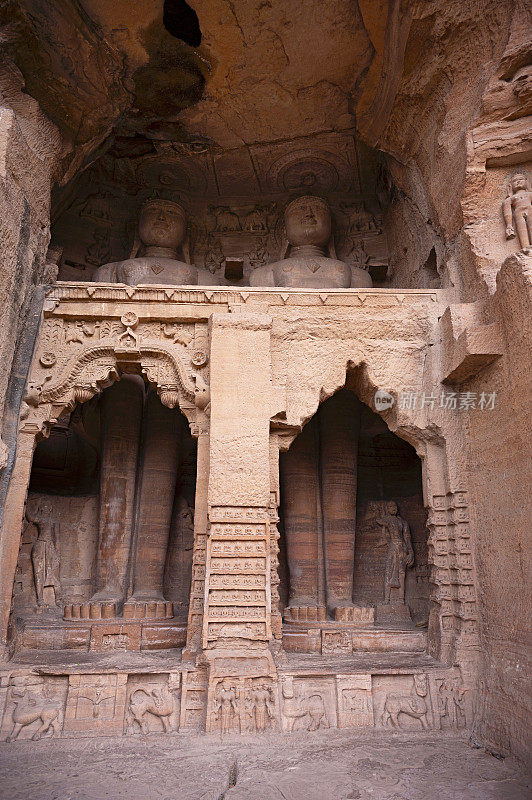 沿着山谷的岩石表面雕刻的耆那教雕塑，通常被称为岩石切割耆那教图像Urwai门或Siddhanchal洞穴群，堡垒综合体，瓜里奥尔，中央邦，印度