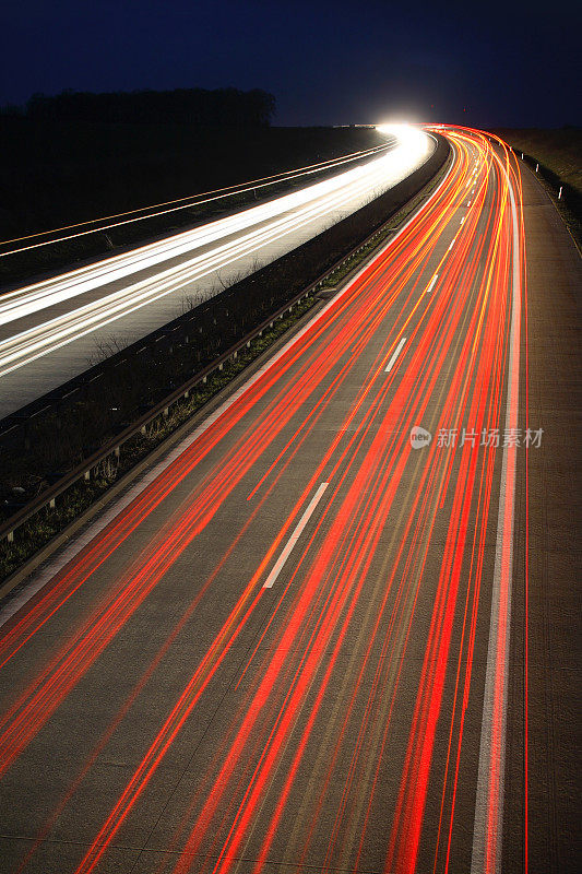 夜间高速公路上汽车灯光的模糊运动