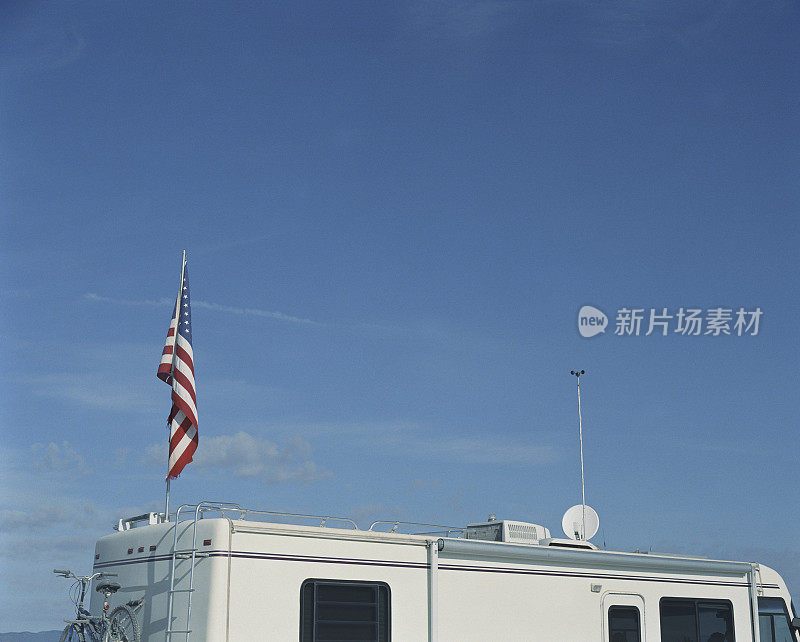 美国国旗挂在房车顶上