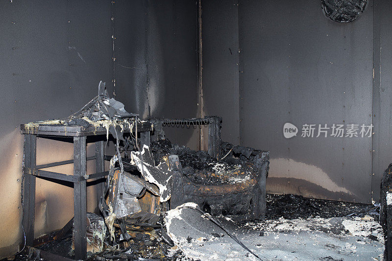 在火灾现场，房间里的椅子和家具被烧毁