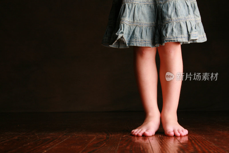 小女孩的腿和脚