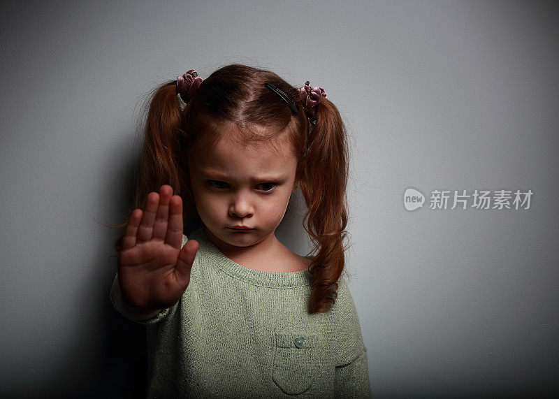 一个小女孩举手要求结束暴力