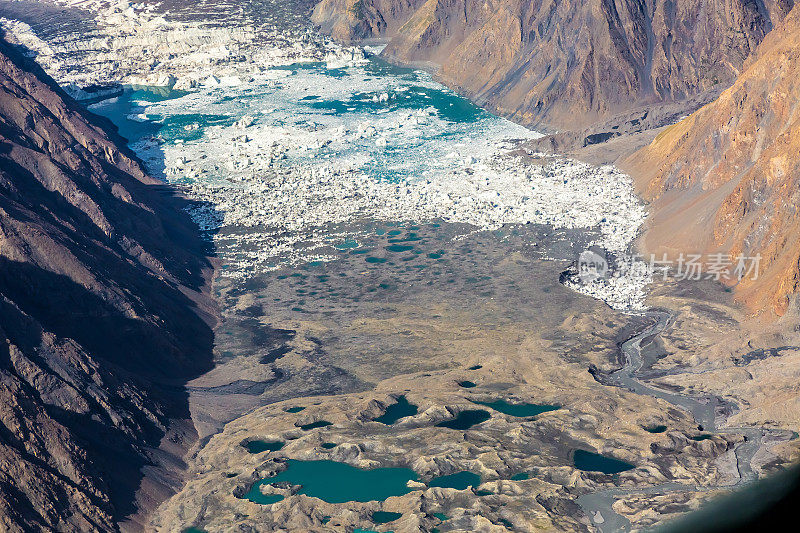冰碛冰川湖鸟瞰图山峡谷和山峰