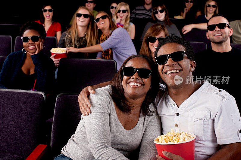 真人秀观众:约会之夜黑人情侣看电影
