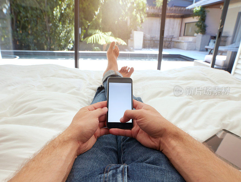 男人正在床上玩手机