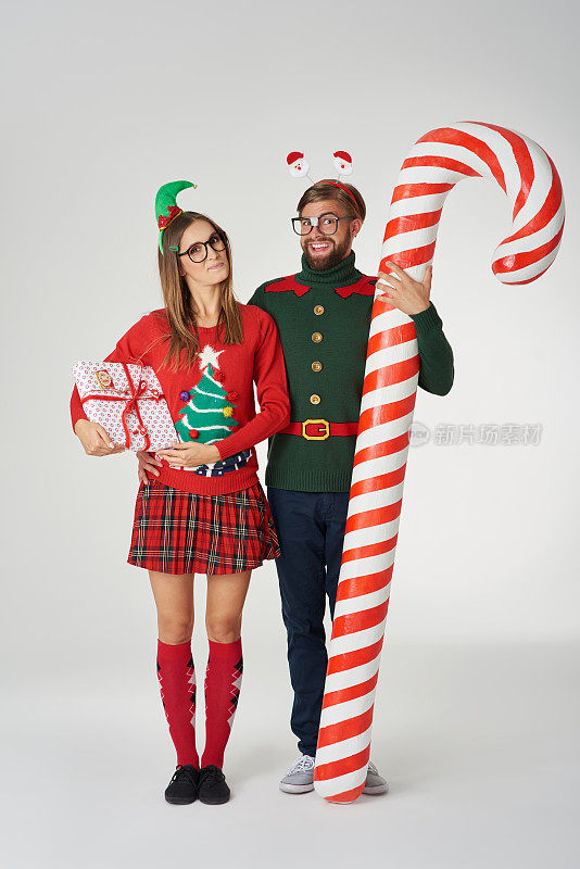 巨大的拐杖糖果和一对圣诞夫妇