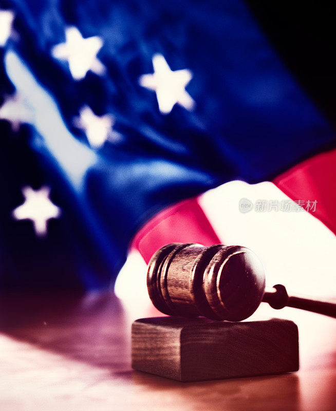 法官用带有美国国旗的小木槌，象征着美国的正义
