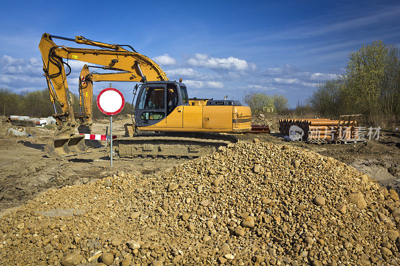 黄色的挖掘机正在修建一条新路