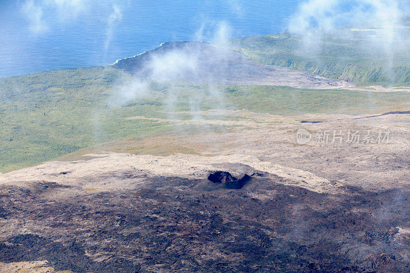 福尔奈斯火山侧面的火山口