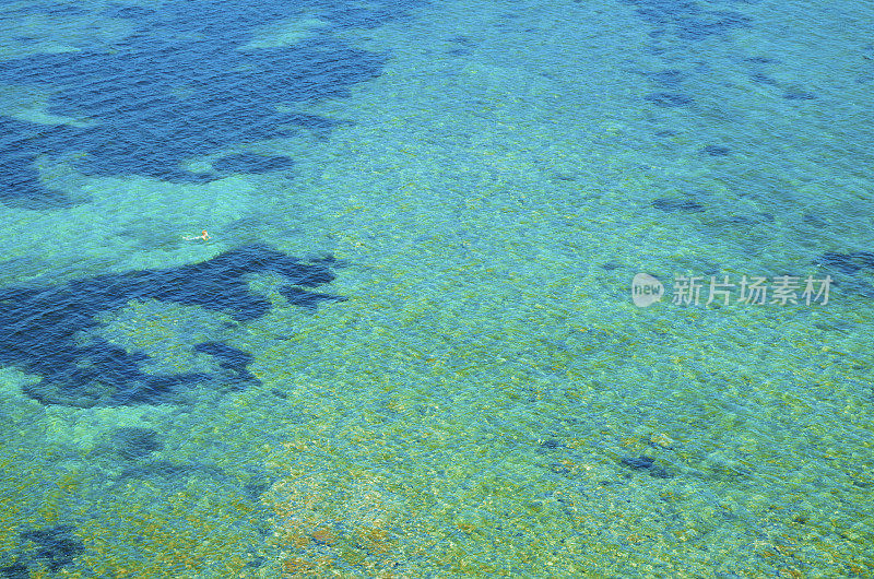 鸟瞰图海女人游泳