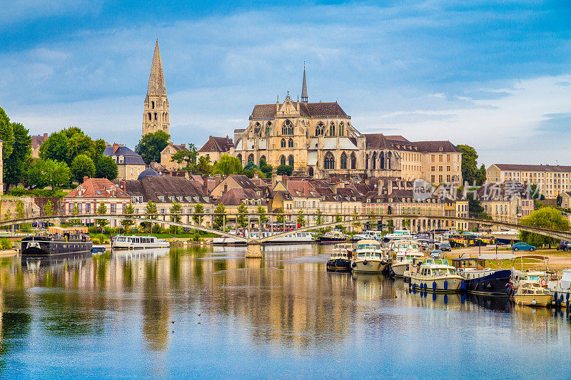 法国勃艮第欧塞尔历史小镇，有约涅河