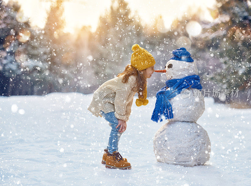 女孩在玩雪人