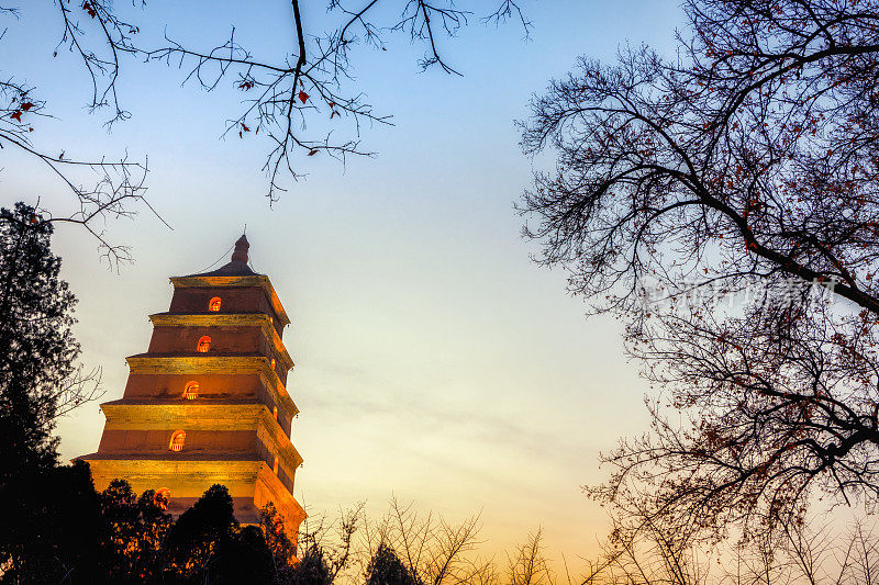 低光风景大雁塔，中国西安