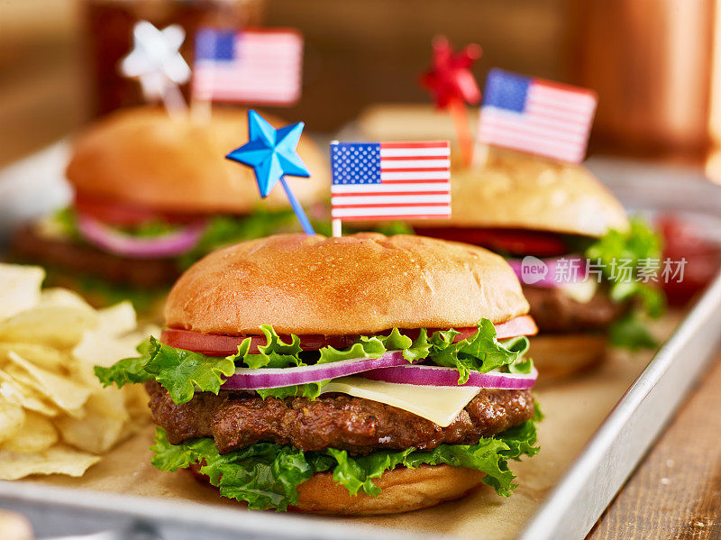 汉堡和薯条配上美国国旗爱国主题