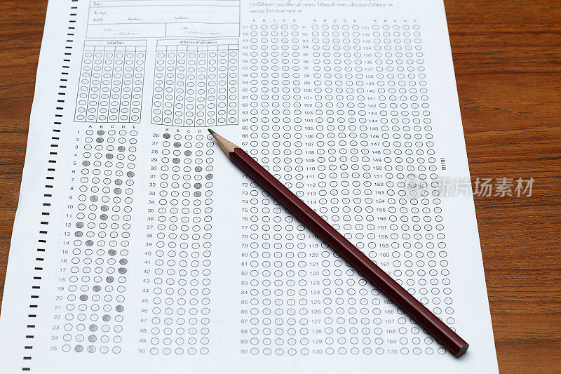 眼镜和铅笔在标准化考试表格上，答案泡泡