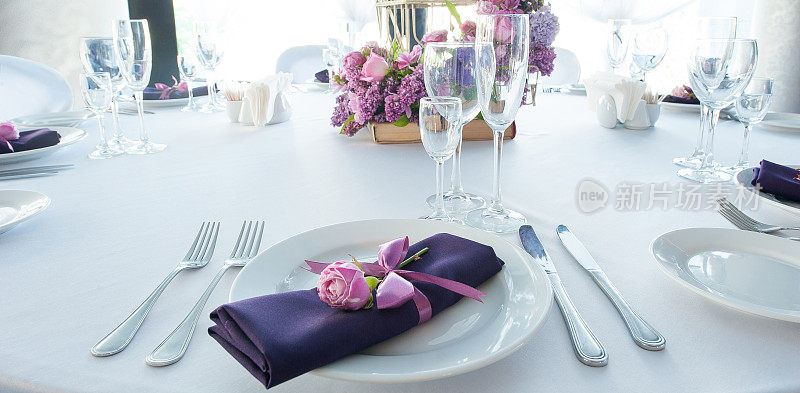 餐厅餐桌上摆放着节日的鲜花。婚礼装饰。
