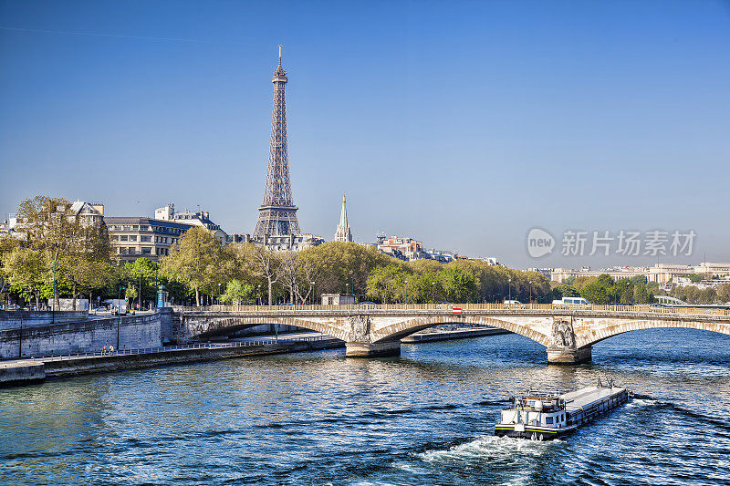 法国巴黎著名的埃菲尔铁塔和塞纳河上的船