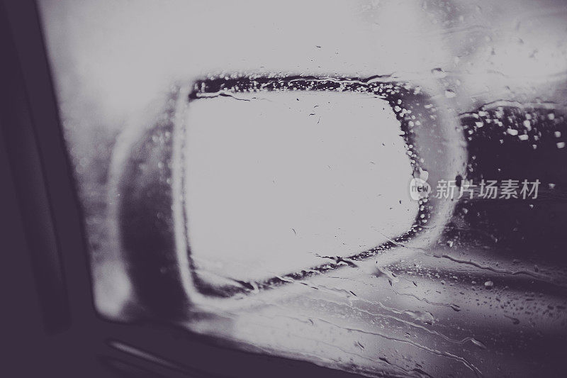 汽车后视镜与道路反射，雨天天气。