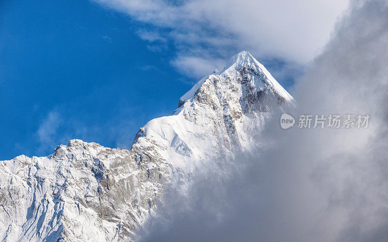 中国四川“四姑娘山”雪山的特写。