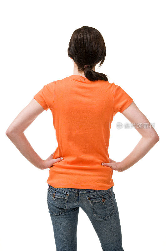 身着橙色空白t恤的女性