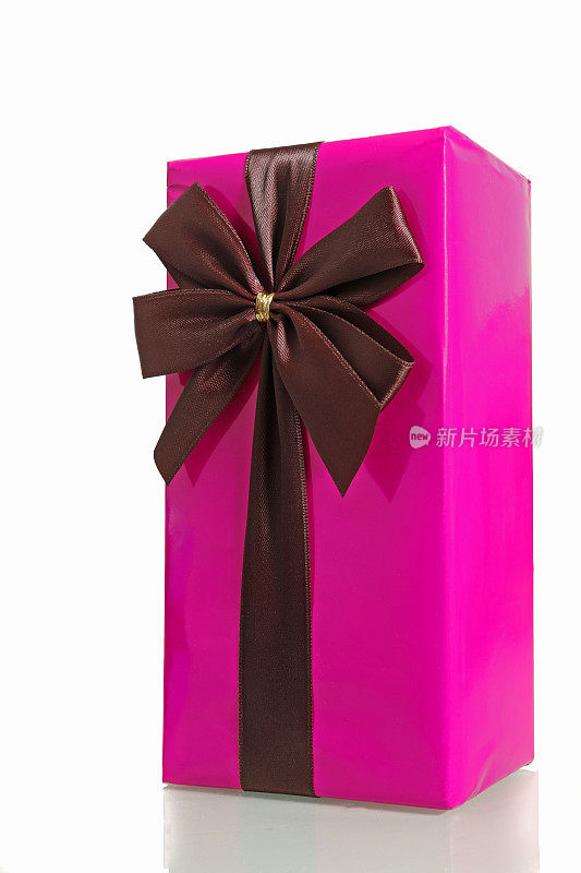 紫红色礼盒与棕色蝴蝶结