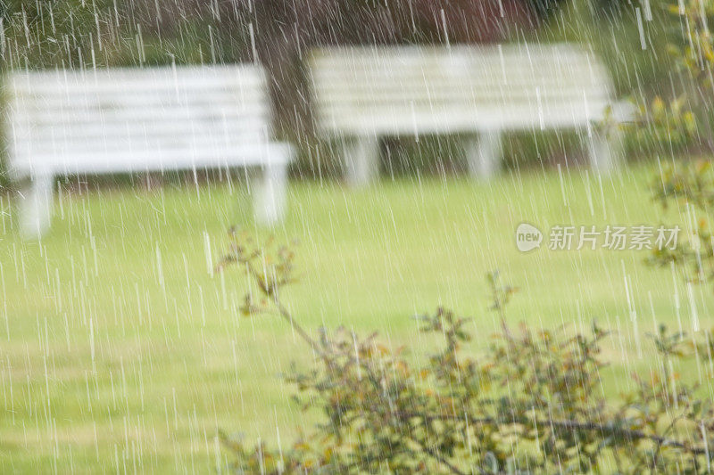 大雨阵雨在公园里有两条长椅