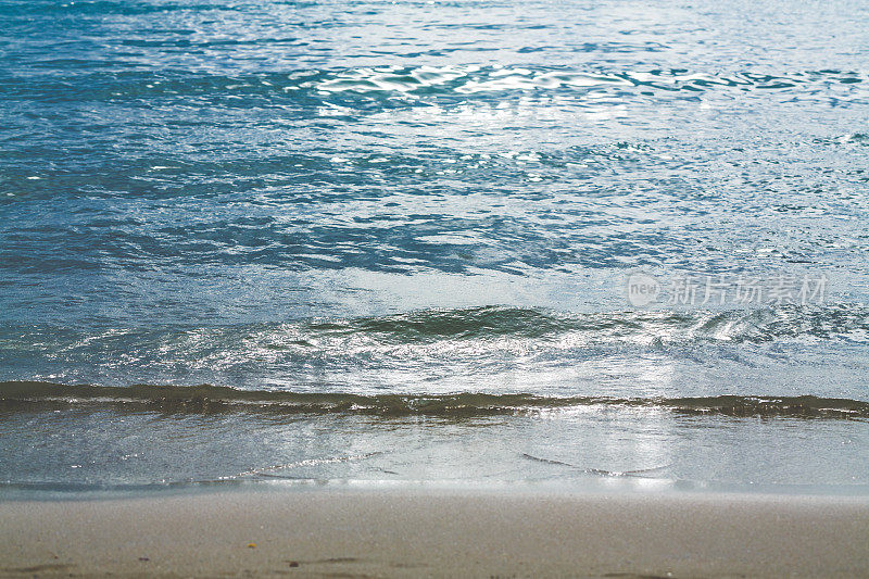 海滩的水面上有小波浪