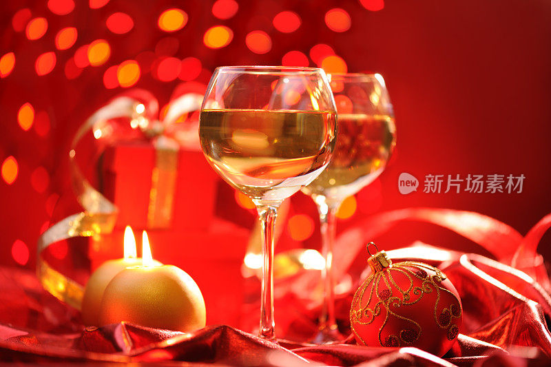 用白葡萄酒装饰圣诞节