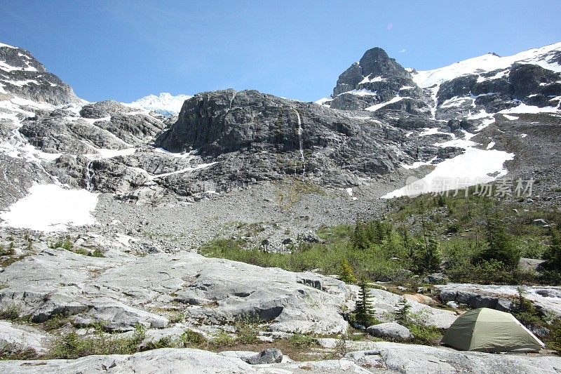 在荒山野地露营