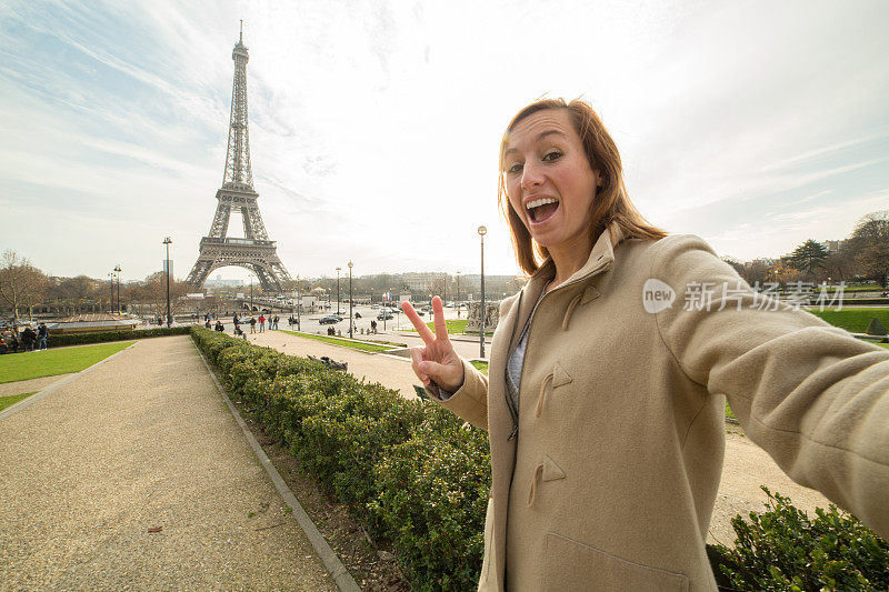 巴黎埃菲尔铁塔，一个快乐的女人在自拍