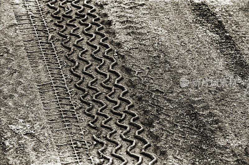 泥土上的轮胎印
