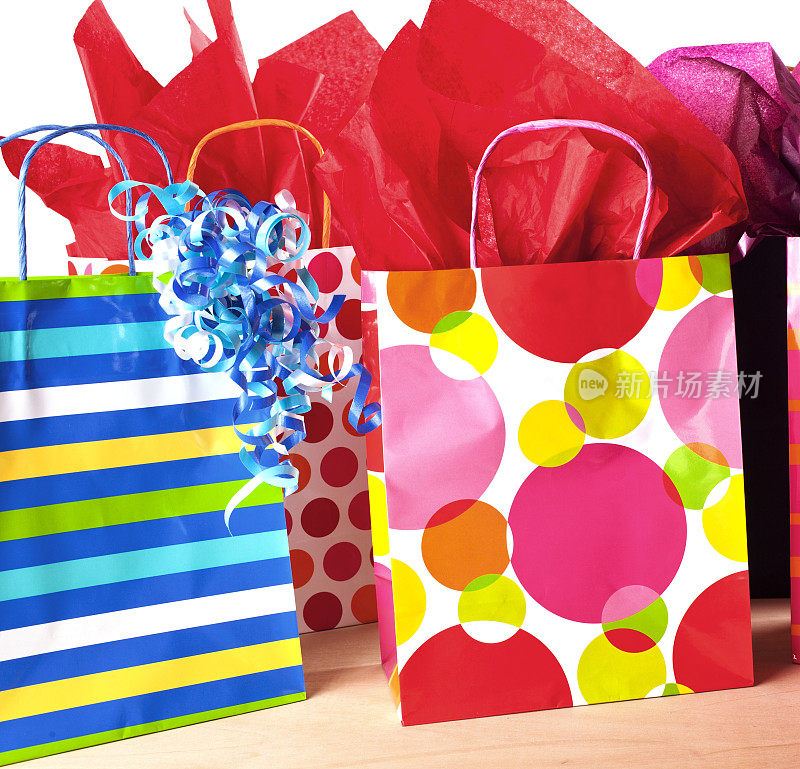 礼品袋和彩色纸巾和丝带。购物。