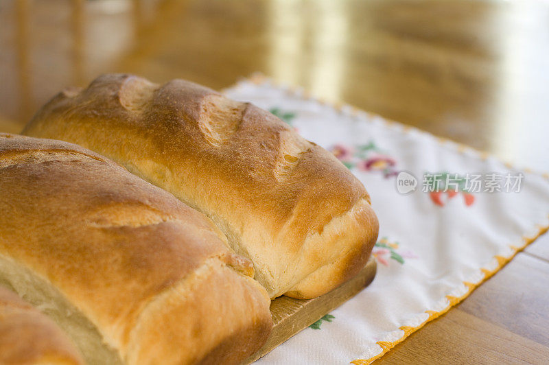 绣花桌上的土豆面包