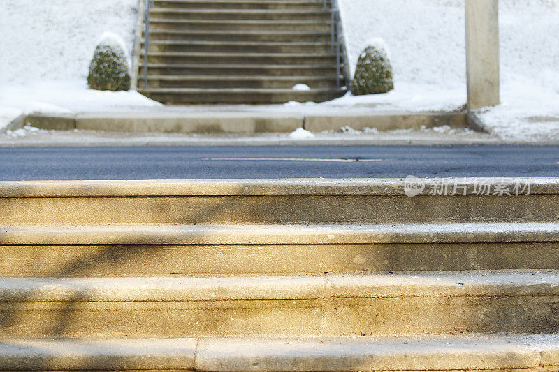 楼梯台阶到街道人行道在冬天雪冰德国