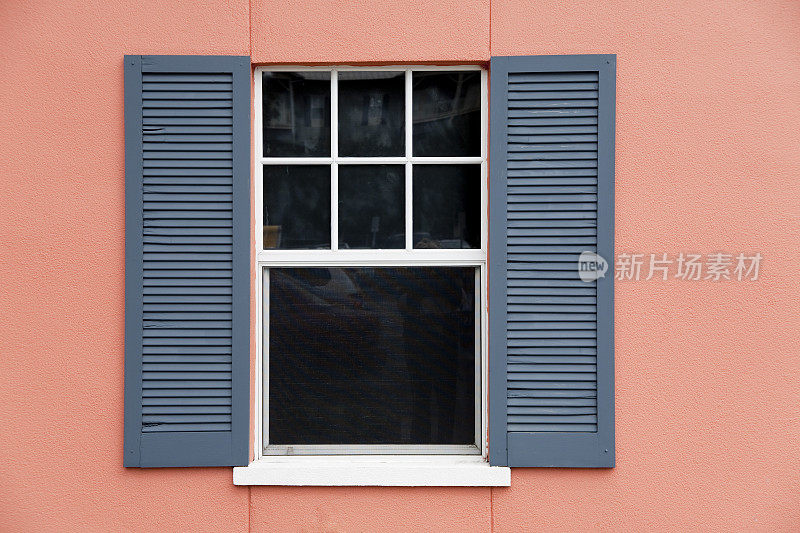 窗户，灰泥墙上的百叶窗