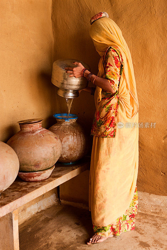 从井里打水的印度妇女。